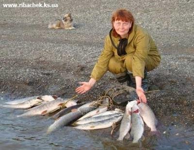 174girls fishing.